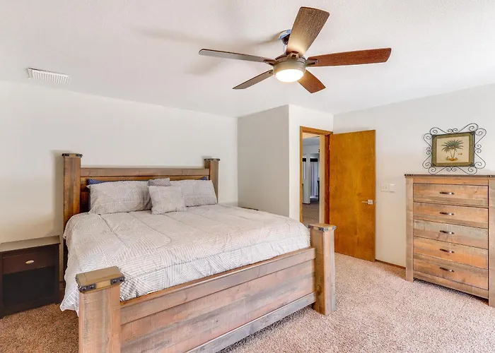 Havasu Snowbird Retreat W/ Hot Tub! Holiday home Lake Havasu City